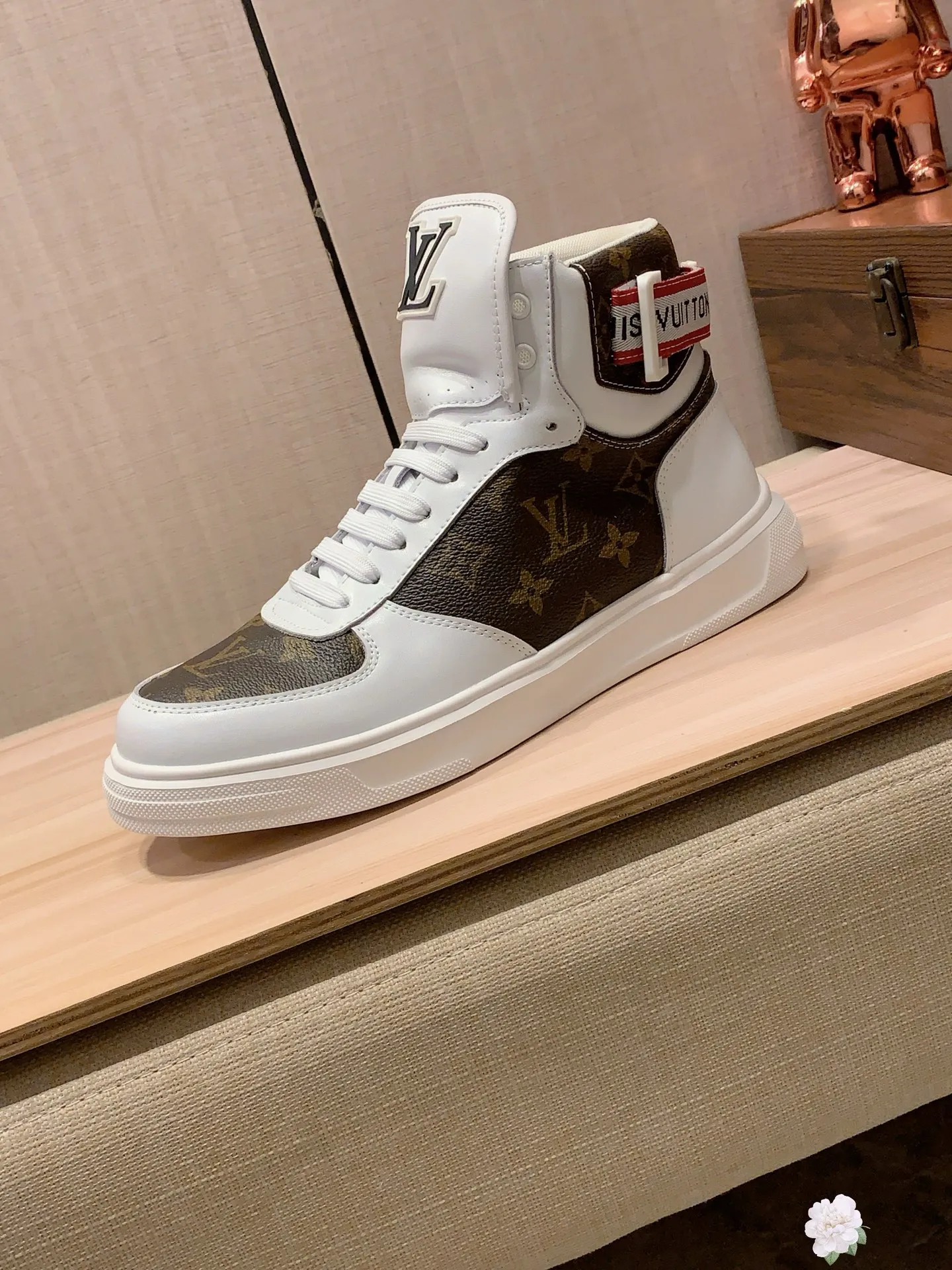 High-top men's shoes 💰442💰💰🎩🎩[Lightning][Lightning] "LV*" latest • popular casual shoes, top brand [seduce] luxury~purchase, top~quality. [Strong] The upper is made of imported breathable cowhide with fabric material ➕ Breathable sheepskin feet (•) and fine workmanship. The original stylish and stylish soft rubber wear-resistant and non-slip outsole is light and comfortable on the feet. The real thing looks better when taken in real life. 111: code: 38-44, 2️⃣ colors selected